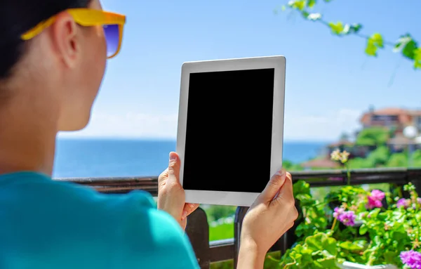 Jovem Com Tablet Nas Mãos Terraço Fundo Mar Dia Quente — Fotografia de Stock