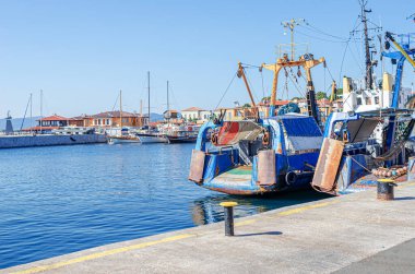 Nessebar, Bulgaristan - 19 Ağustos 2014: Bulgaristan 'ın Nessebar kentinin arka planına karşı körfezde balıkçı tekneleri.