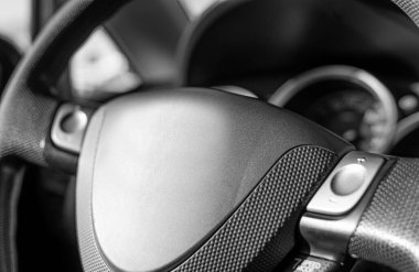 Bir arabanın direksiyon simidi siyah-beyaz..