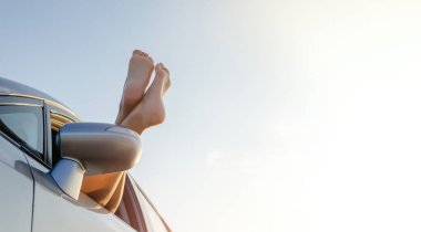 Gökyüzünün arka planında kadın bacakları var. Tatiller - rahatlama.