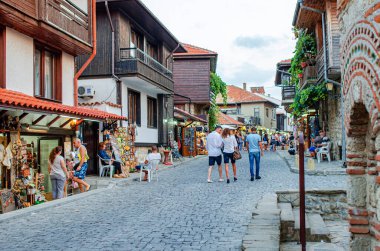 Nessebar, Bulgaristan - 22 Ağustos 2014: Bulgaristan 'ın Nessebar kentinin sokakları.
