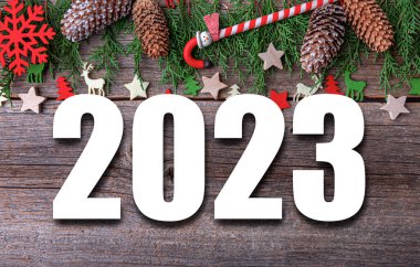 Yeni Yıl 2023. Ahşap bir arka planda yeni yıl hayatı.