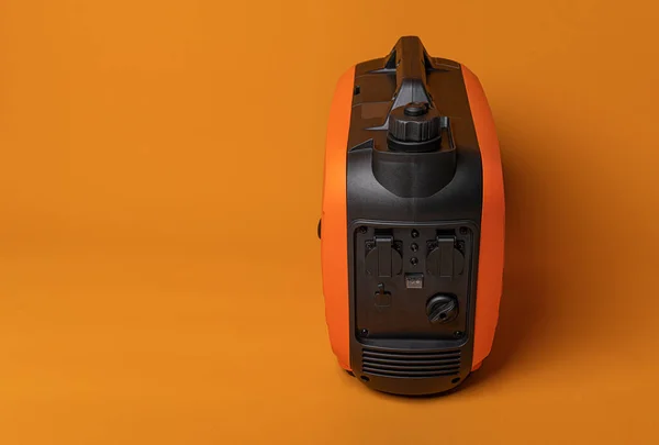 Elektriciteitsgenerator Omvormer Benzine Generator Een Oranje Achtergrond Studioshoot — Stockfoto