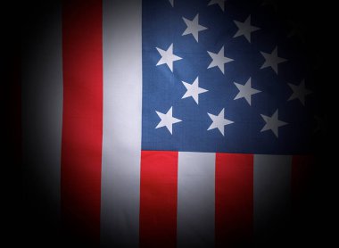 Siyah arka planda ABD bayrağı. Siyah üzerine Amerikan bayrağı.