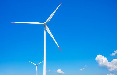 Şehrin dışındaki rüzgâr tarlası mavi gökyüzüne karşı..