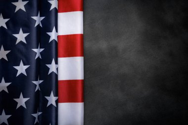 Esmer arka planda Amerikan bayrağı. Vatanseverlik konsepti için uygun görüntü, ABD Anma Günü, İşçi Bayramı, 4 Temmuz veya Gaziler Günü kutlamaları.