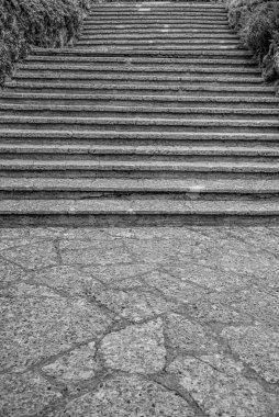 Taş adımlar. Beton ya da taş merdiven. Yaklaş..