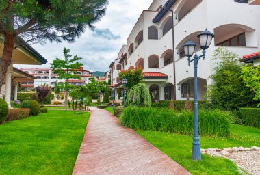 Sveti Vlas, Bulgary - 1 Mayıs 2016: Bulgaristan 'ın Sveti Vlas kentindeki Casa Real tatil beldesinin manzarası.