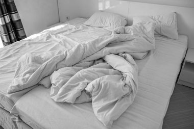 Boş buruşuk yatağa. Buruşuk Oda Çift Kişilik Yatak.