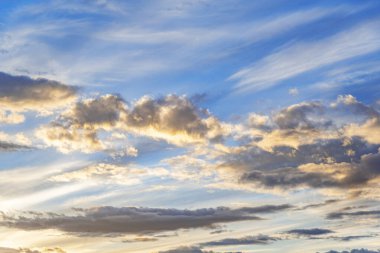 Gün batımında bulutlarla güzel bir akşam gökyüzü.