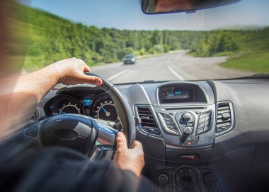 Sürücü otoyolda arabayı sürüyor. Kokpitten görüntü.