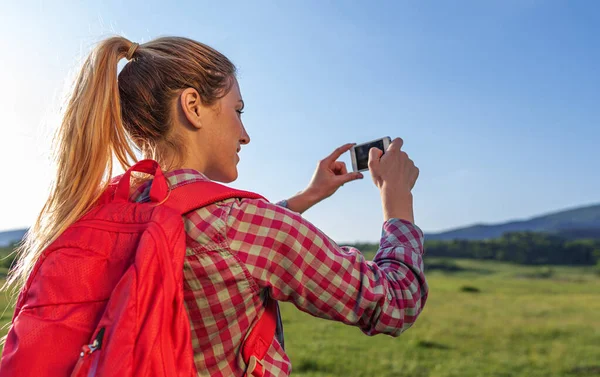 Девушка Путешественница Фотографирует Природный Ландшафт Телефон — стоковое фото