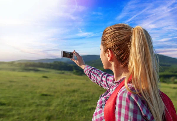 Traveler Girl Photographs Natural Landscape Her Phone — стоковое фото