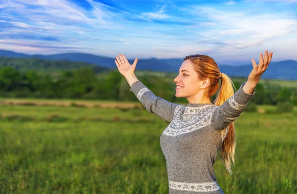 Young Woman Traveler Backpack Raises Her Hands Backdrop Mountain Landscape — Stock Photo, Image