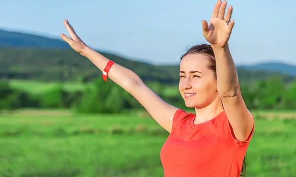 Young Woman Traveler Backpack Raises Her Hands Backdrop Mountain Landscape — Zdjęcie stockowe