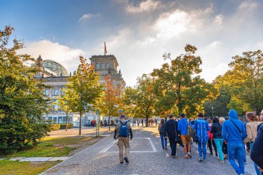 Berlin, Almanya - 21 Eylül 2015: Berlin, Almanya 'da Reichstag' ın arka planına karşı turistler.