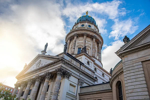 Berlin Mavi Gökyüzüne Karşı Gün Doğumunda Fransız Katedrali — Stok fotoğraf