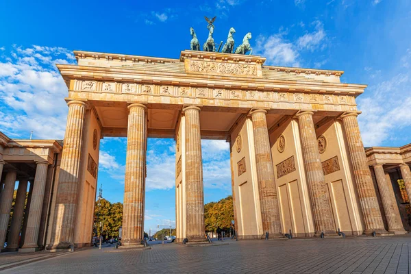 Brama Brandenburska Słynny Zabytek Berlinie Niemcy Widok Przodu — Zdjęcie stockowe
