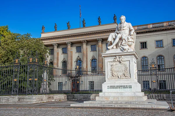 德国柏林的历史人物亚历山大 洪堡雕像 — 图库照片