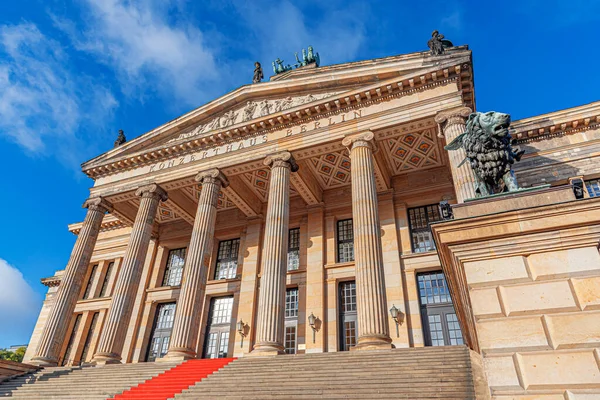 Konzerthaus Berliinissä Aamulla Auringonvalo — kuvapankkivalokuva