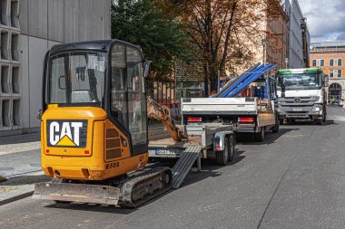 Berlin, Almanya - 21 Eylül 2015: Berlin 'de asfaltlanmış bir yolda tırtıl inşaat makineleri.