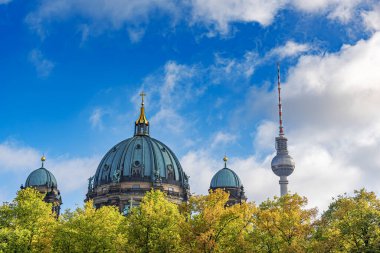 Lustgarten Meydanı, Berlin Katedrali 'nin önünde. Spree Nehri Kanalı 'nın diğer tarafından görüntüle.