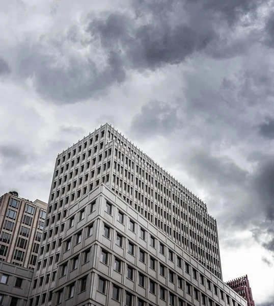 Karanlık Fırtına Bulutları Altında Eski Bina — Stok fotoğraf