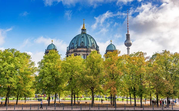 Plac Lustgarten Przed Berlińską Katedrą Widok Drugiej Strony Kanału Sprewy — Zdjęcie stockowe