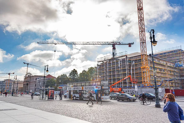 Berlin, Almanya - 21 Eylül 2015: Berylin, Almanya 'da Unter den Linden Caddesi.