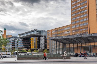 Berlin, Almanya - 21 Eylül 2015: Potsdamer Platz manzarası ve Berlin, Almanya 'daki binalar.