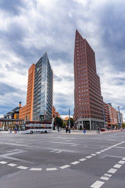Berlin, Almanya - 21 Eylül 2015: Potsdamer Platz manzarası ve Berlin, Almanya 'daki binalar.
