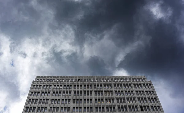 Karanlık Fırtına Bulutları Altında Eski Bina — Stok fotoğraf