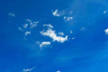 Gökyüzü mavisi arka plan. Bulutlu mavi gökyüzü arkaplanı.