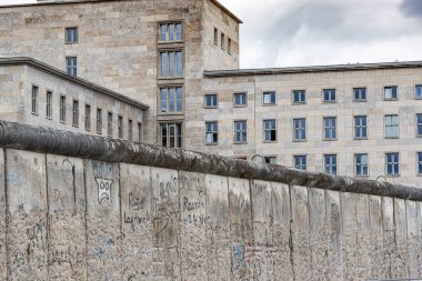 Berlin Duvarı 'nın doğu-batı bölümünün görüntüsü, Berlin Duvarı' nın bir bölümü, Doğu Berlin, Almanya.