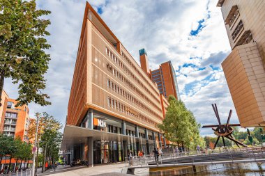 Berlin, Almanya - 21 Eylül 2015: Potsdamer Platz manzarası ve Berlin, Almanya 'daki binalar.