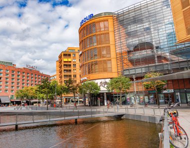 Berlin, Almanya - 21 Eylül 2015: Potsdamer Platz manzarası ve Berlin, Almanya 'daki binalar.