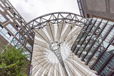 Berlin, Almanya - 21 Eylül 2015: Sony Center, Potsdam Meydanı, Berlin, Almanya 'nın gökdelenleriyle donatılmış cam çatı kubbesi.