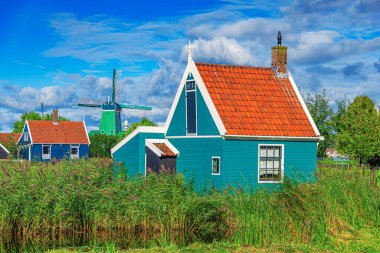 Zaandijk, Hollanda. Zaandijk, Hollanda 'daki Zaan Nehri' ndeki geleneksel Hollanda evleri panoraması.
