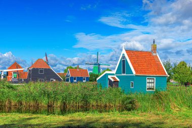 Zaandijk, Hollanda. Zaandijk, Hollanda 'daki Zaan Nehri' ndeki geleneksel Hollanda evleri panoraması.
