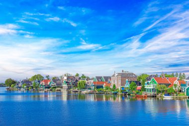Zaandijk, Hollanda. Zaandijk, Hollanda 'daki Zaan Nehri' ndeki geleneksel Hollanda evleri panoraması.