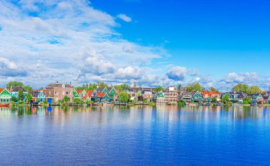 Zaandijk, Hollanda. Zaandijk, Hollanda 'daki Zaan Nehri' ndeki geleneksel Hollanda evleri panoraması.