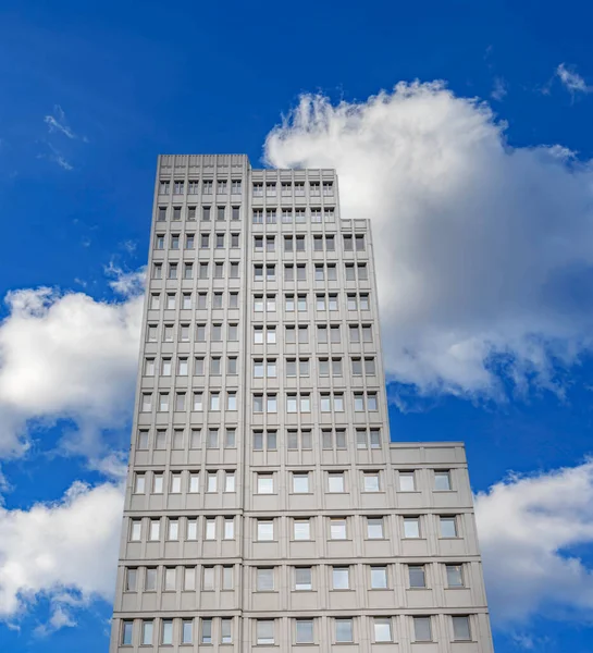 Stará Budova Pod Modrou Oblohou Mraky — Stock fotografie