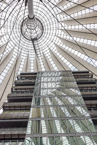 ドイツ ベルリン2015年9月21日 ドイツ ベルリンのポツダム広場にあるソニーセンターの高層ビルのある10個のガラス屋根ドーム — ストック写真