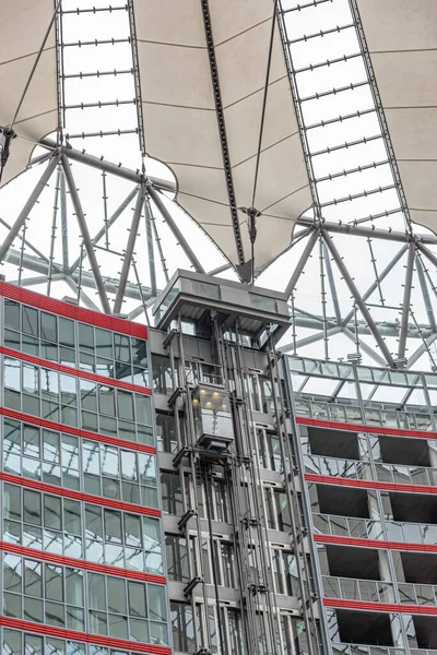 德国柏林 2015年9月21日 德国柏林波茨坦广场索尼中心摩天大楼的帐篷玻璃屋顶穹顶 — 图库照片