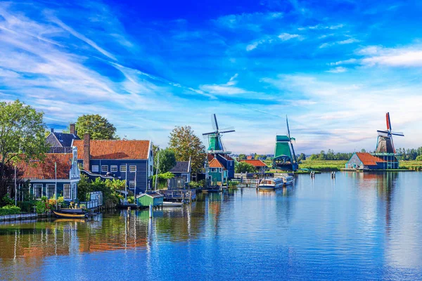 Zaandijk Netherlands 荷兰Zaandijk的Zaan河上传统杜克屋的全景 — 图库照片