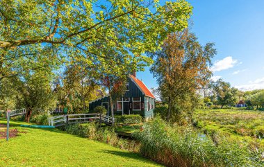Zaandijk, Hollanda. Zaandijk, Hollanda 'daki Zaan Nehri' ndeki geleneksel Hollanda evleri panoraması.