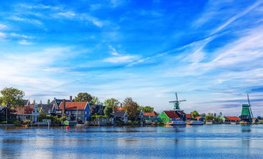 Zaandijk, Hollanda. Zaandijk, Hollanda 'daki Zaan Nehri' ndeki geleneksel Hollanda evleri panoraması.