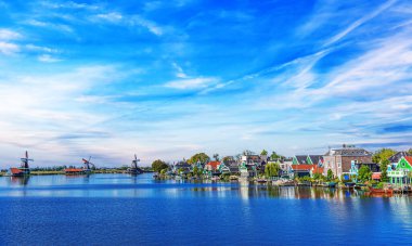 Zaandijk, Hollanda. Zaandijk, Hollanda 'daki Zaan Nehri' ndeki geleneksel Hollanda evleri panoraması.