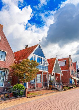 Hollanda 'nın Volendam köyü. Volendam 'daki eski sokaklar. Eski bir balıkçı köyü, tipik ahşap evler mimarisi. Turistler için popüler bir dönüm noktası ve seyahat yeri.