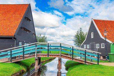 Zaandijk, Hollanda. Zaandijk, Hollanda 'daki Zaan Nehri' ndeki geleneksel Hollanda evleri panoraması.